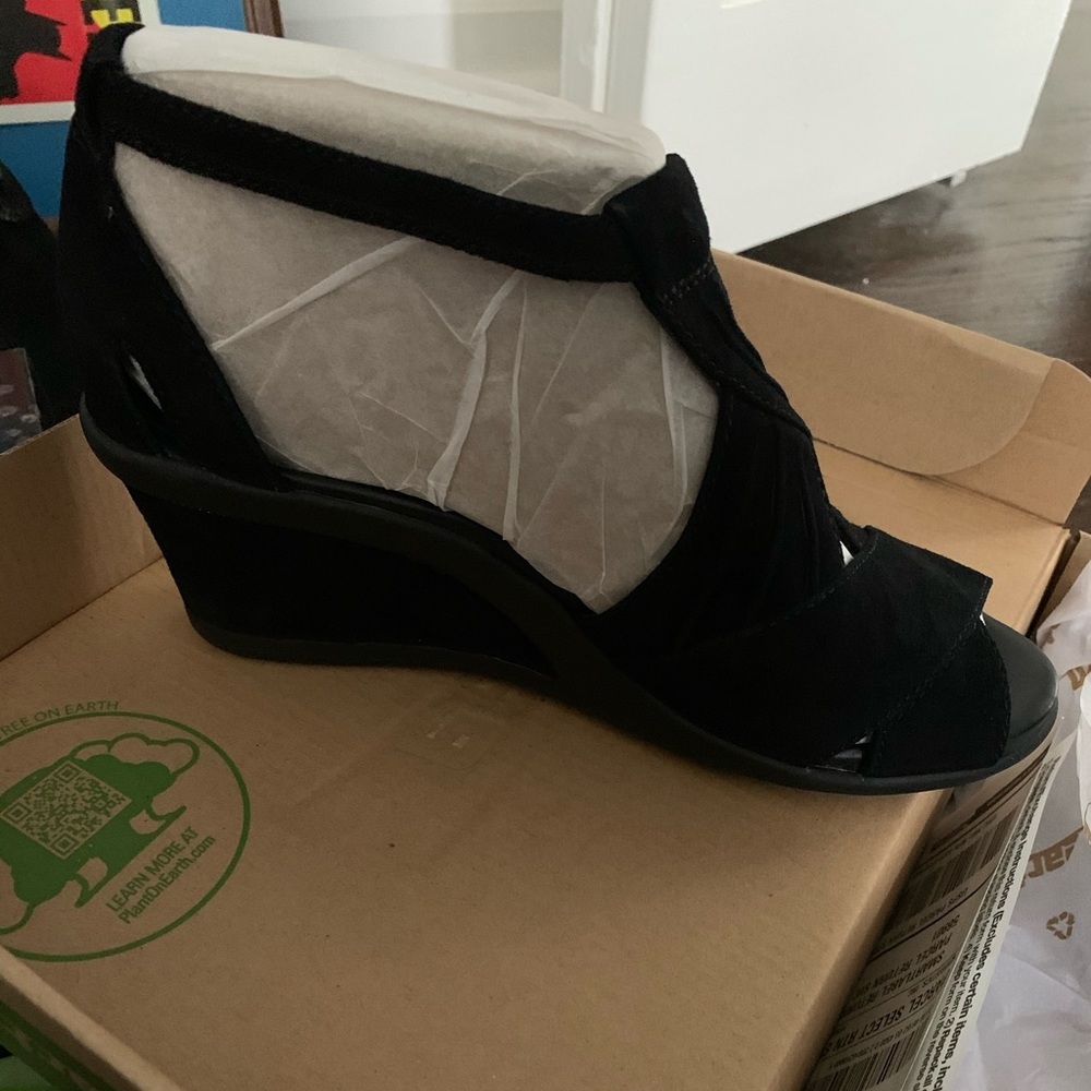 Earth shoes! Brand new! Black suede low wedge
